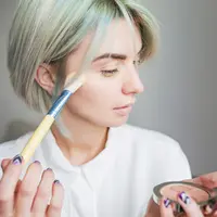 Dua jenis highlighter yang populer adalah highlighter cair (liquid) dan highlighter bubuk (powder). Foto: Freepik