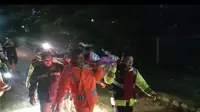Petugas mengevakuasi korban longsor Tulungagung. (Dian Kurniawan/Liputan6.com)