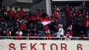 Para suporter terlihat terus mengibarkan Sang Merah Putih saat menyaksikan laga persahabatan Timnas Indonesia U-19 vs Myanmar U-19 di Stadion GBK Jakarta, (5/5/2014). (Liputan6.com/Helmi Fithriansyah)
