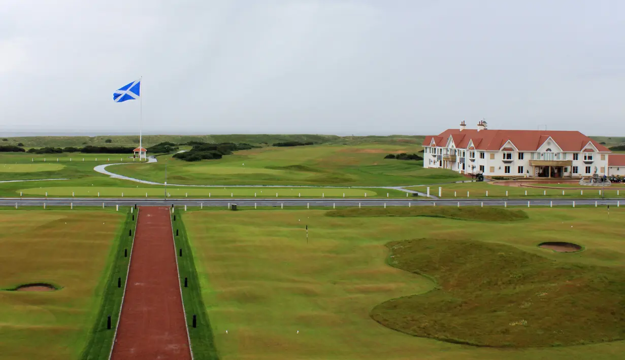 Bendera Skotlandia terlihat di tengah lapangan golf di Golf Resort Trump Turnberry milik Donald Trump di Skotlandia, 13 Juni 2016. Beberapa kejuaraan besar dalam sejarah golf pernah berlangsung di Turnberry. (REUTERS/Tom Bergin)