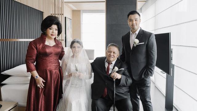 Penampilan Mewah Ibunda Tina Toon