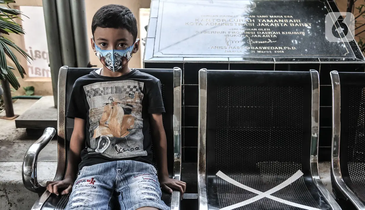 Seorang anak menunggu giliran saat mengikuti program BIAS di Kantor Kelurahan Tamansari, Jakarta, Selasa (24/11/2020). BIAS bertujuan memberi kekebalan terhadap beberapa penyakit yang dapat menyerang saat imunitas anak menurun. (merdeka.com/Iqbal S. Nugroho)