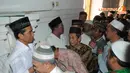  Setelah usai, ratusan jamaah pun antri menyalami pria yang akan maju sebagai Capres dalam pemilu mendatang {Liputan6.com/Herman Zakharia)
