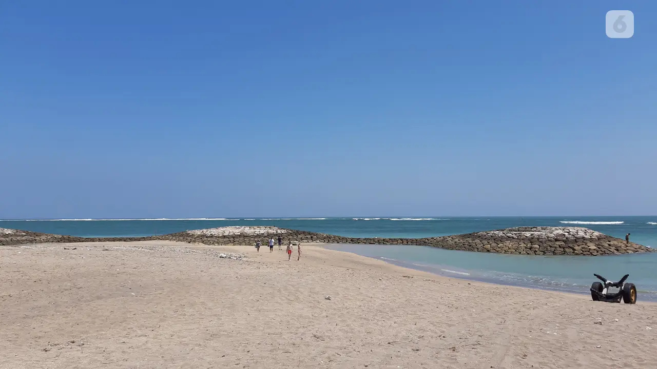 Pemandangan pantai di Bali sebelum pandemi COVID-19.