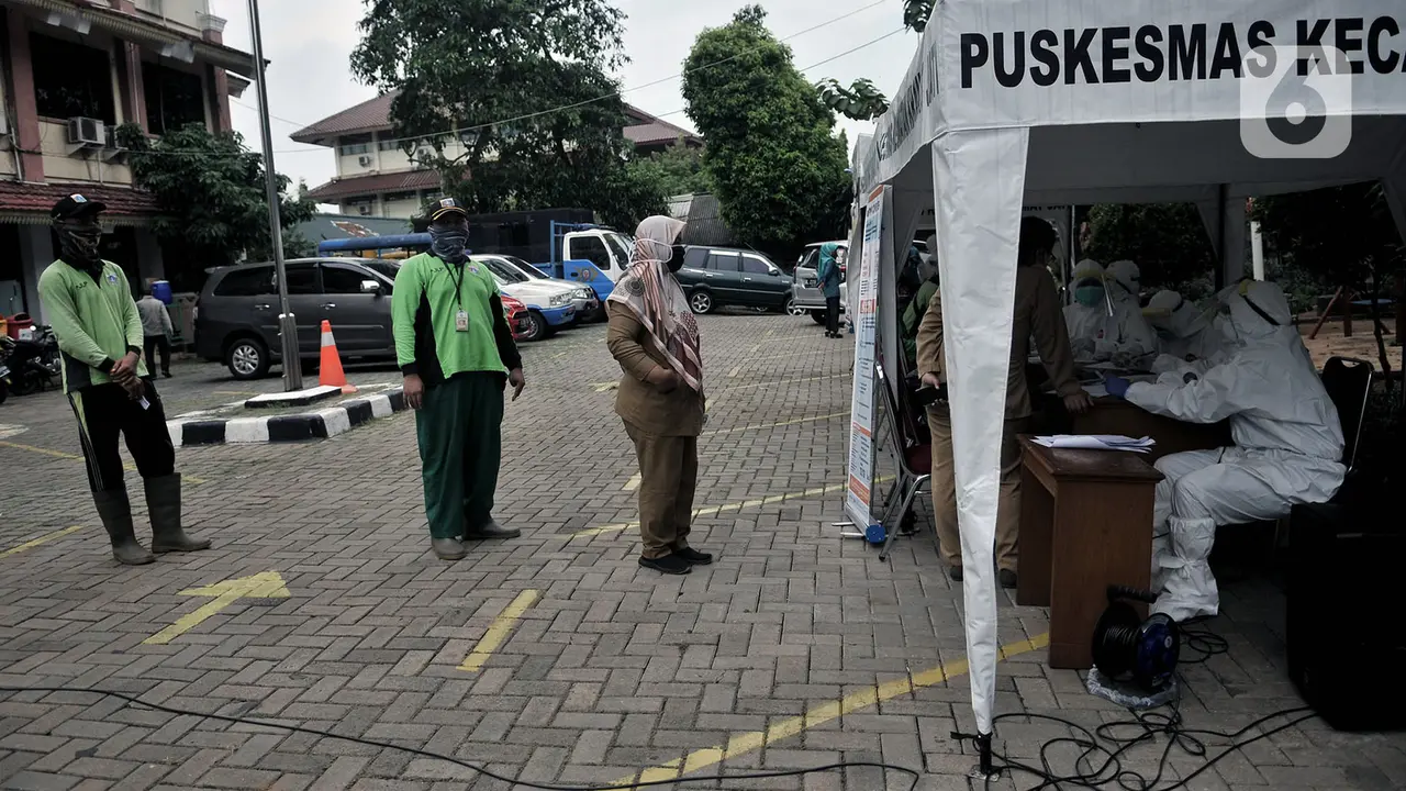FOTO: Pegawai Kantor Kecamatan Jalani Tes Swab COVID-19