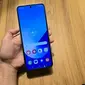 Begini nih tampilan Galaxy Z Flip 6 saat layarnya sedang dibuka, dan dipegang dalam satu tangan. Ukurannya yang tipis dan kini dengan frame lebih mengotak membuatnya nyaman dalam genggaman. (Liputan6.com/ Agustin Setyo Wardani)