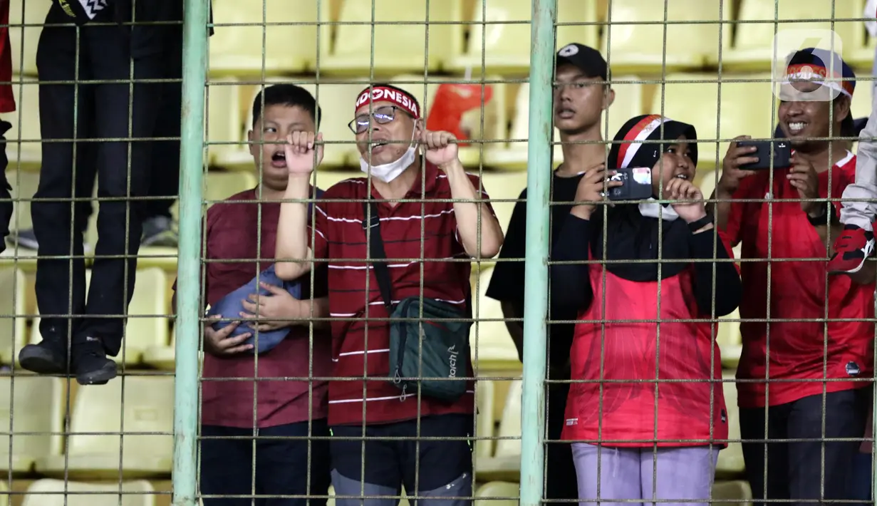 Suporter saat menyaksikan kemenangan Timnas Indonesia U-19 atas Filipina U-19 pada lanjutan penyisihan grup A Piala AFF U-19 2022 di Stadion Patriot Candrabhaga, Bekasi, Jawa Barat, Jumat (8/7/2022). Timnas Indonesia U-19 tampil menyerang dan unggul 5-1 atas Filipina U-19. (Liputan6.com/Helmi Fithriansyah)