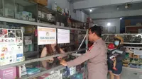 Polisi melakukan pemantauan penjualan obat terlarang seiring kasus Gagal ginjal akut yang marak. (Dian Kurniawan/Liputan6.com)