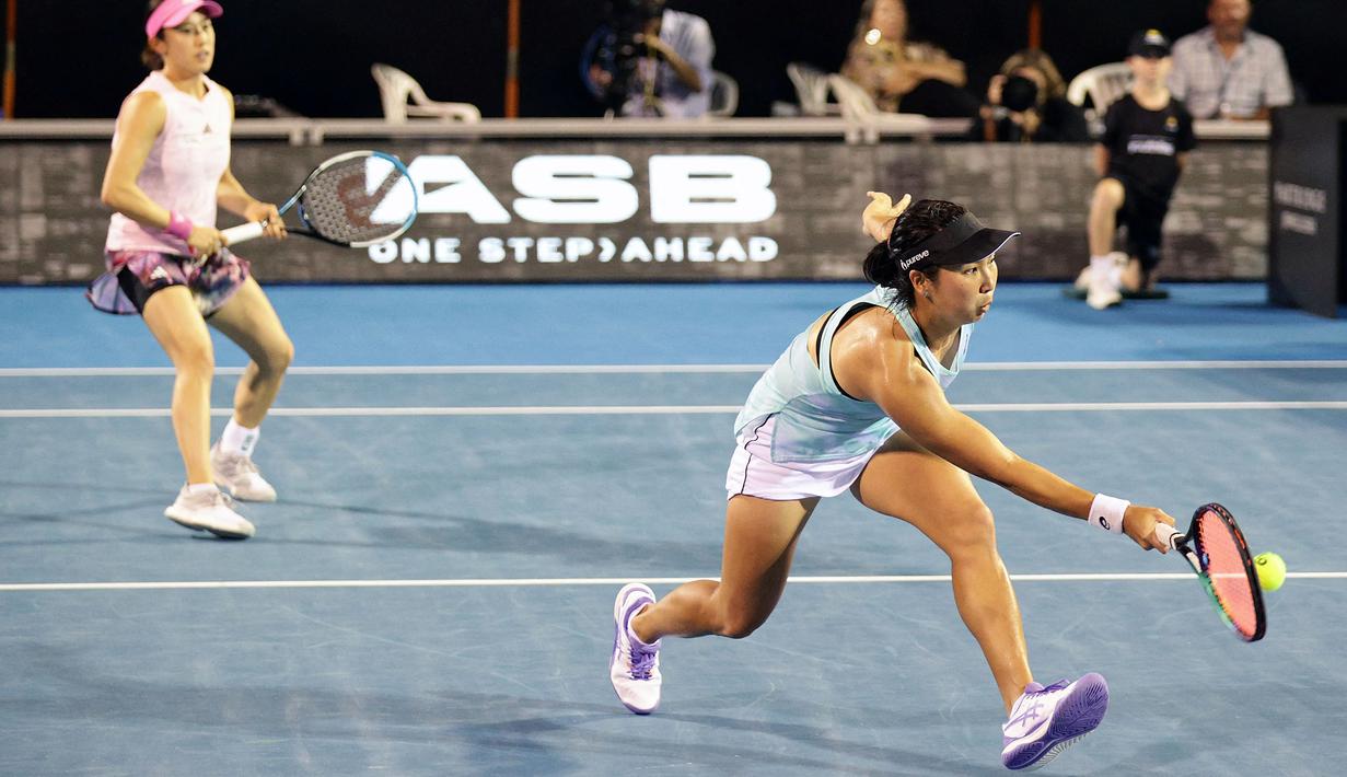 Pada laga final yang digelar di ASB Tennis Centre, Auckland, Minggu (8/1/2023), Aldila Sutjiadi/Miyu Kato sukses mengalahkan pasangan Kanada-Amerika Serikat, Leylah Fernandez/Bethanie Mattek-Sands. (AFP/David Roland)