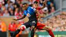 Bek Liverpool Dejan Lovren berebut bola dengan penyerang Bournemout Callum Wilson selama pertandingan di Anfield stadium, Liverpool, Inggris, Senin (17/8/2015). Gol Benteke jadi satu – satunya gol bagi kemenangan Liverpool. (Reuters/Carl Recine)