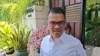 Waketum PSI Ronald Aristone Sinaga atau yang akrab disapa Bro Ron menyambangi rumah pribadi Jokowi untuk membeberkan penyelewengan dana. (Liputan6.com/ Fajar Abrori)