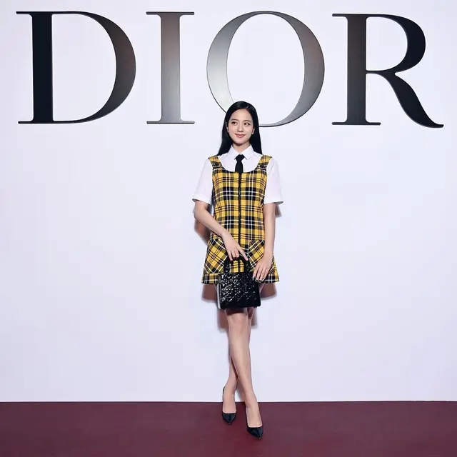 Jisoo BLACKPINK untuk Dior di Paris Fashion Week Autumn Winter 2022