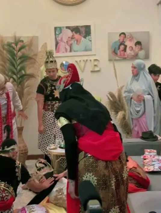 Sonny Septian bersama anak dan timnya tampil kompak menghibur Fairuz yang sedang berulang tahun. Momen keseruan terlihat penuh sukacita. Mereka juga memberikan kue ultah berwarna biru. Awalnya Fairuz sempat merasa aneh, karena biasanya Sonny selalu memberi kejutan romantis, namun kali ini dibumbui dengan kekocakan. (Liputan6.com/IG/@sonnyseptian)