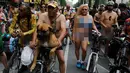 Sejumlah orang saat mengikuti World Naked Bike Ride di pusat kota Mexico City , Meksiko , 11 Juni 2016. Kegiatan ini juga sebagai protes terhadap kehidupan manusia yang bergantung pada kendaraan bermesin dan bahan bakar minyak. (REUTERS / Tomas Bravo)