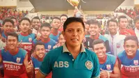 Aris Budi Sulistyo resmi menukangi tim Persis Muda Junior di ajang Piala Soeratin 2019. (Bola.com/Vincentius Atmaja)