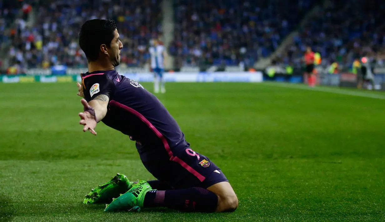 Luis Suarez berselebrasi usai menjebol gawang Espanyol dalam laga Liga Spanyol, di Stadion RCDE, Spanyol, Sabtu (29/4). Kemenangan membawa Barca sementara memimpin klasemen dengan nilai 81 dari 35 pertandingan. (AP Photo/ Manu Fernandez)