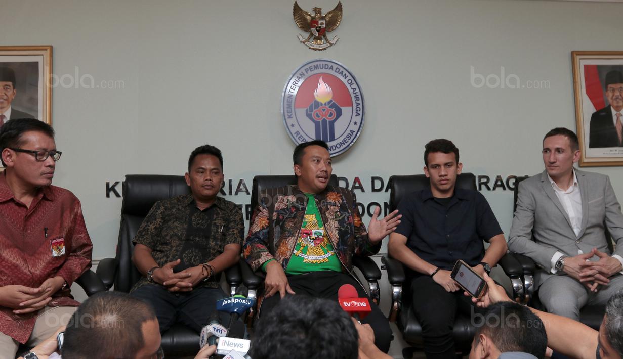 Menpora, Imam Nahrawi (tengah) memberikan keterangan usai bertemu Egy Maulana Vikri di Kementrian Pemuda dan Olahraga, Jakarta, (5/1/2018). Egy Maulana memiliki peluang bermain di Eropa tahun 2018. (Bola.com/Nicklas Hanoatubun)