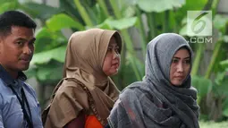 Anggota DPRD Kota Malang Tri Yudiani (kanan) dan Sulik Lestyowati (tengah) tiba di gedung KPK, Jakarta, Senin (23/4). Tri dan Sulik diperiksa terkait dugaan menerima suap pembahasan APBD-P Pemkot Malang Tahun 2015. (Merdeka.com/Dwi Narwoko)