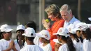 Raja Philippe dan Ratu Belgia Mathilde berbincang dengan anak-anak usai bermain kriket di Oval Maidan di Mumbai, India, Jumat, (10/11). (AFP Photo / Indranil Mukherjee)