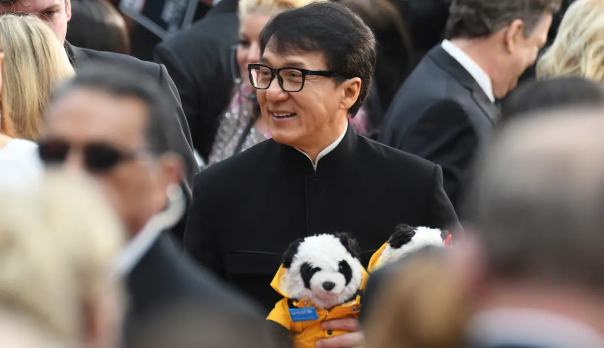 Aktor Jackie Chan setibanya di karpet merah Academy Awards ke-89 di Dolby Theatre, Los Angeles, Minggu (26/2). Menghadiri perhelatan Piala Oscar 2017, Jackie Chan membawa dua boneka panda berjaket kuning. (Photo by Al Powers/Invision/AP)