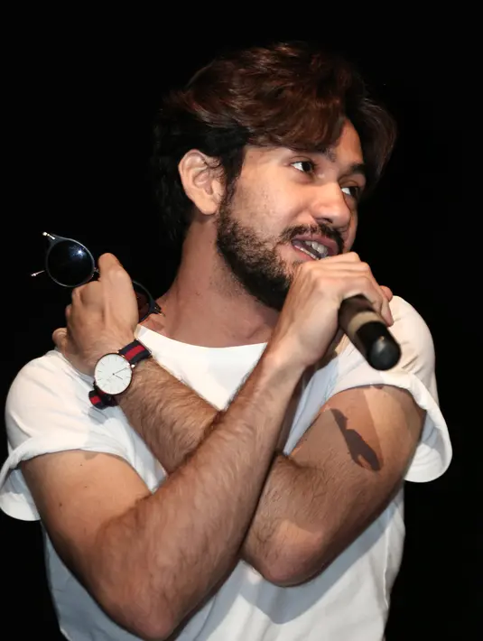 Lawan main Reza, Adinia Wirasti yang mengaku sudah berkali baca novel tersebut, berharap film yang bercerita tentang cinta dan kehilangan itu bisa mendapatkan banyak penonton. Seperti novelnya yang memiliki banyak penggemar. (Galih W. Satria/Bintang.com)