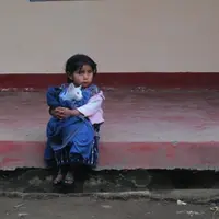 Bahkan hati para jomblo yang beku dan sedingin es pun akan hangat setelah melihat interaksi antara hewan dan manusia ini. :3