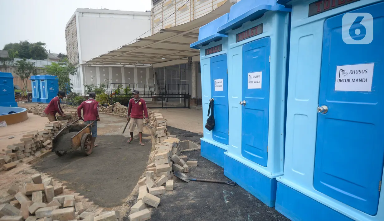Pekerja menyelesaikan Rumah Sakit penampungan karantina Orang Dalam Pemantauan (ODP) Covid-19 di kawasan pertanian terpadu (KPT) Tandon Ciater, Serpong, Tangerang Selatan, Banten, Kamis (9/4/2020). Rs sementara tersebut guna memutus mata rantai penyebaran Covid-19. (merdeka.com/Dwi Narwoko)