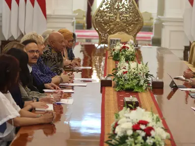 Presiden Joko Widodo menerima dan beraudiensi dengan delegasi Aksi Stop TBC Dunia di Istana Merdeka, Jakarta, Senin (9/12/2019). Delegasi Aksi Stop TBC Dunia itu dipimpin oleh Ketua Forum Stop TB Partnership Indonesia (FSTPI) Arifin Panigoro. (Liputan6 com/Angga Yuniar)