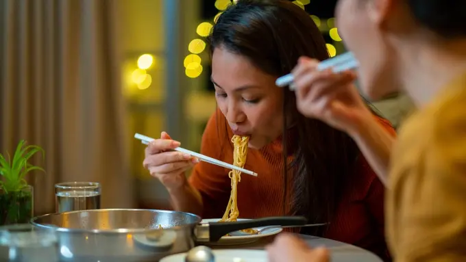 Banyak Kerabat Datang ke Rumah Saat Lebaran? Masakin Mie Sedaap Aja!