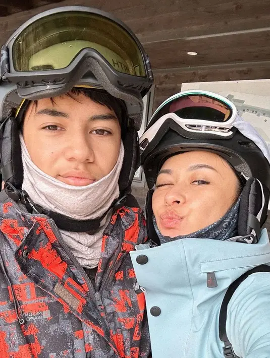 Anak laki-laki Nana Mirdad, Jason Deandra kini beranjak dewasa yang memiliki wajah tampan. Keduanya kerap berlibur bersama, seperti saat main ski bersama dengan outfit musim dinginnya. [@nanamirdad_]