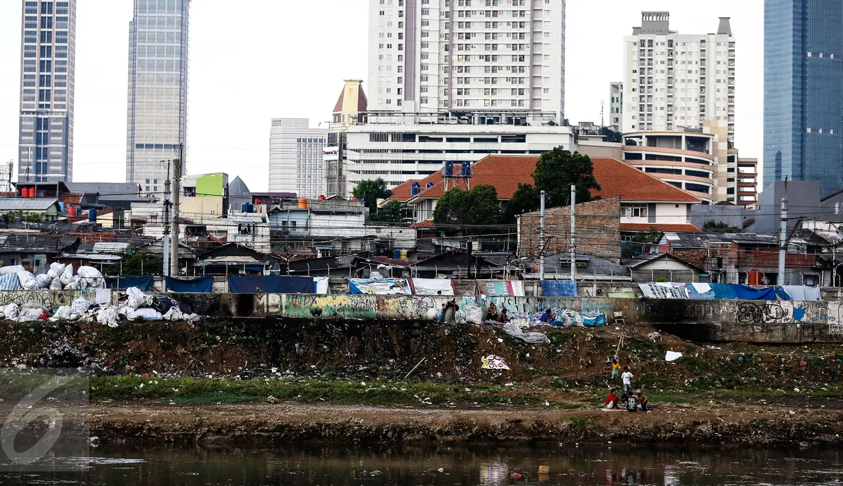 Suasana permukiman kumuh diantara gedung pencakar langit di kawasan Petamburan, Jakarta, Senin (11/7). Indonesia adalah negara terpadat di Asia Tenggara, dengan jumlah penduduk diperkirakan mencapai 256 juta jiwa.(Liputan6.com/Faizal Fanani)