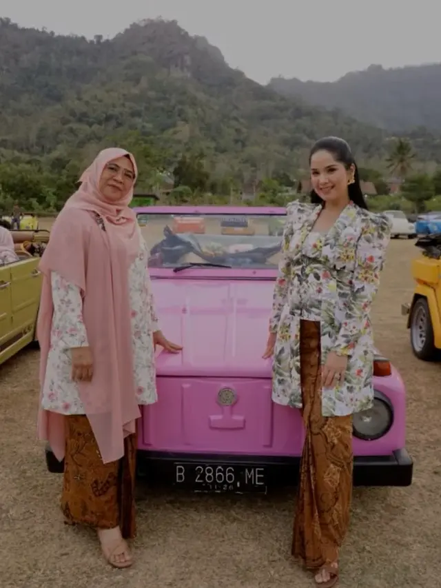Annisa Pohan Ketika Mengenakan Kebaya Kutu Baru Motif Bunga-Bunga. [@annisayudhoyono]