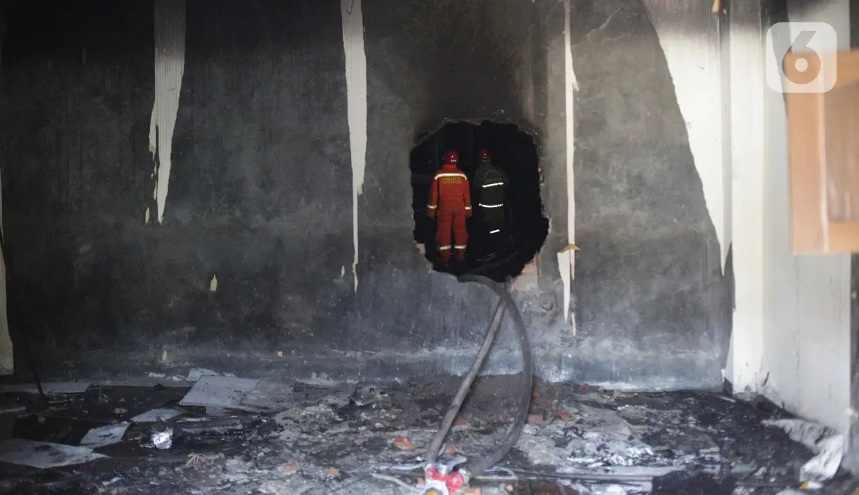 Petugas pemadam kebakaran melakukan pendingan di gedung Hailai yang terbakar di kawasan Ancol, Jakarta Utara, Selasa (5/11/2019). Bangunan itu dahulunya merupakan restoran dan klub namun saat ini dalam kondisi kosong dan dalam tahap pembongkaran. (Liputana6.com/Faizal Fanani)