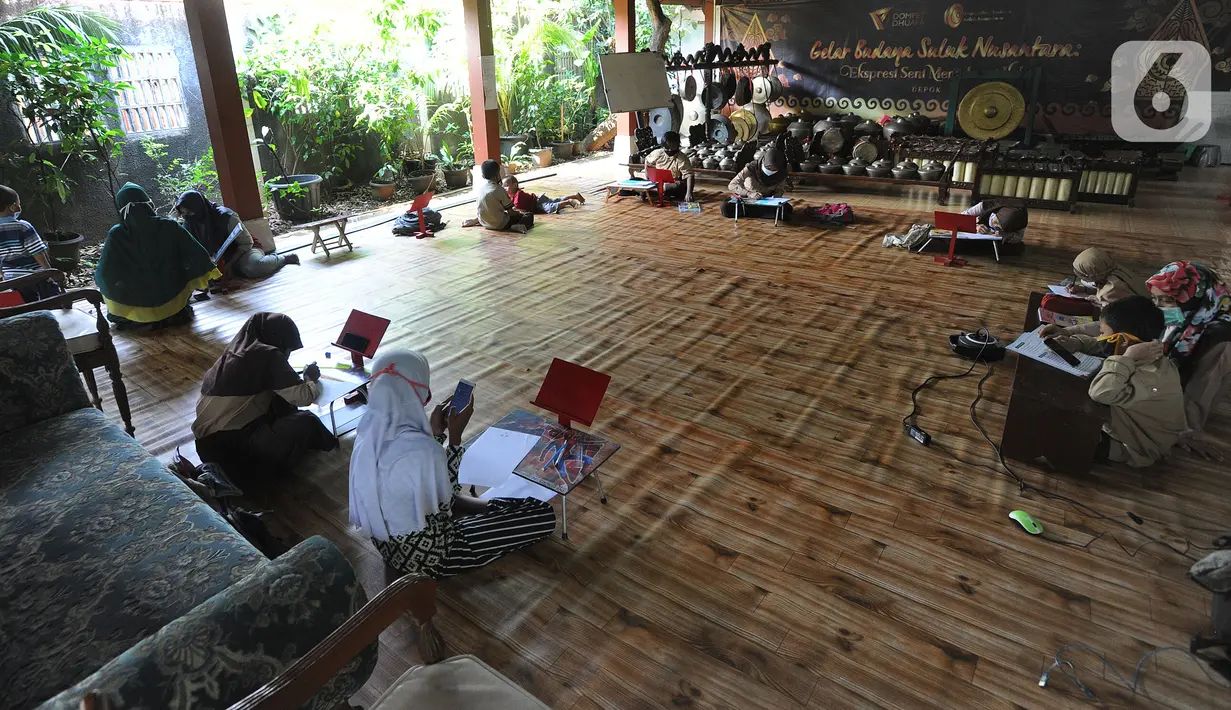 Siswa belajar secara daring menggunakan fasilitas wifi gratis di Perumahan Pondok Mulya I, Beji, Depok, Jawa Barat, Rabu (29/7/2020). Fasilitas tersebut sebagai bentuk kepedulian Sri Wiwoho atas kesulitan warga dalam menyediakan dana belajar daring. (merdeka.com/Arie Basuki)