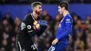 Striker Chelsea, Alvaro Morata melihat bola yang ditangkap kiper Southampton, Angus Gunn selama pertandingan lanjutan Liga Inggris di Stamford Bridge, London (2/1). Chelsea bermain imbang 0-0 atas Southampton. (AFP Photo/Ben Stansall)