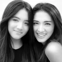 Tumbuh menjadi remaja yang menawan, kecantikan dara 15 tahun ini sudah mulai menyaingi sang mama lho. @lovelyrum.