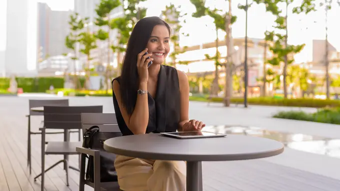 wanita februari bahagia usia 30