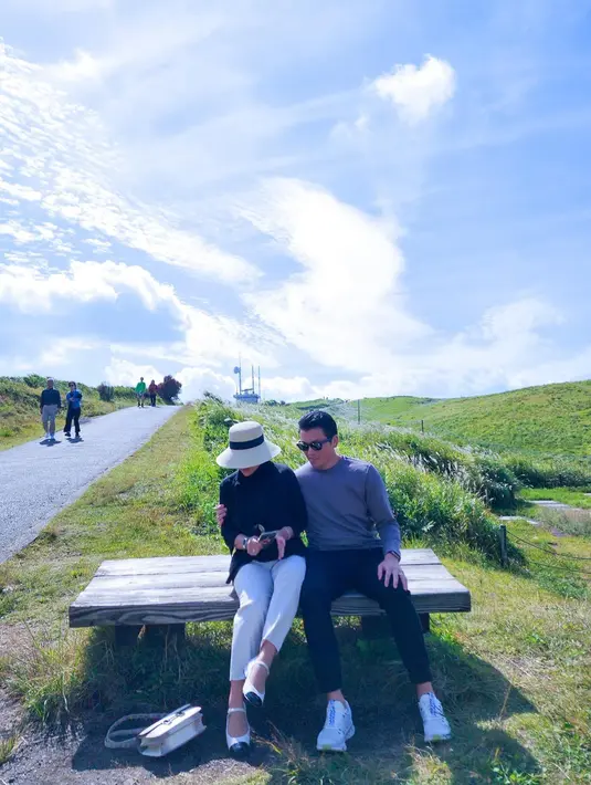 Dari banyaknya kolase foto yang dibagikan, salah satu foto bikin salah fokus adalah saat tas Hermes-nya jatuh ke tanah.  [@princessyahrini]