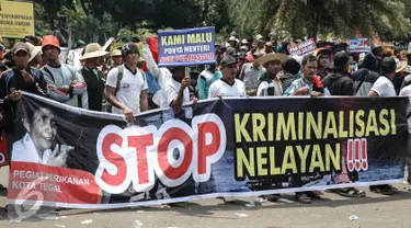 Massa saat berunjuk rasa memperingati hari Nelayan Nasional didepan Istana Merdeka, Jakarta, Rabu (6/4). Dalam aksinya mereka meminta pemerintah menghapus Permen tentang transhipment. (Liputan6.com/Faizal Fanani)