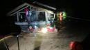 Penyelamat mengevakuasi orang-orang dari daerah banjir di Kota Ozamiz, Misamis Occidental, Filipina (25/12/2022). Dua orang tewas dan hampir 46.000 lainnya meninggalkan rumah mereka saat banjir pada libur Hari Natal. (Handout / Philippine Coast Guard (PCG) / AFP)