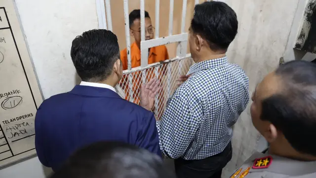 Menteri Koordinator Imigrasi Pemasyarakatan, Yusril Ihza Mahendra dan wakilnya, Otto Hasibuan saat mendatangi Direktur Eksekutif Lokataru, Delpedro Marhaen di Polda Metro Jaya.
