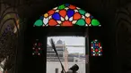 Seorang pekerja membersihkan area masjid bersejarah Mahabat Khan sebagai persiapan menyambut bulan puasa Ramadan, di Peshawar, Pakistan, Senin 16 Februari 2026. Umat muslim di Peshawar, Pakistan, bersiap menyambut datangnya bulan suci Ramadan 1447 Hijriah. (AP Photo/Muhammad Sajjad)