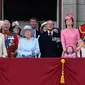 Keluarga kerajaan Inggris menyaksikan Trooping the Color Parade di balkon Istana Buckhingham, London, Sabtu (17/6) (CHRIS J RATCLIFFE / AFP)