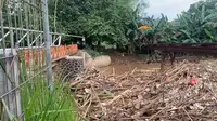 Puluhan Ton Sampah Menumpuk di Bendungan Koja Jatiasih