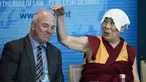 Dalai Lama menunjuk ke arah Dewan Komisaris Eropa untuk Hak Asasi Manusia, Nils Muiznieks saat ia pidato di Dewan Eropa di Strasbourg, Perancis, Kamis (15/9). Ini adalah kunjungan Eropa pertama Dalai Lama setelah lima tahun. (AFP PHOTO/Frederick Florin)