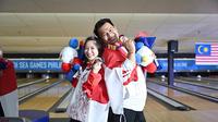 Pasangan Ryan Lalisang dan Aldila Indryati berpose usai meraih medali emas SEA Games 2019 cabor bowling. (Dok. PB PBI)