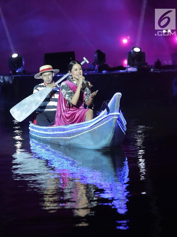 Maudy Ayunda menyanyi di atas perahu saat tampil dalam Grand Launch Vivo V15 Go Up di Taman Air Mancur Sri Baduga, Purwakarta, Jawa Barat, Selasa (5/3). Perahu dayung tersebut menjadi panggung kecil bagi Maudy. (Fimela.com/Bambang E Ros)