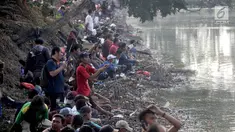 Warga memancing pada acara Festival Tasikardi 2019 di Danau Tasikardi, Desa Margasana, Kecamatan Keramat Watu, Kabupaten Serang, Sabtu (24/8/2019). Festival yang bekerjasama dengan Jurnalis Mancing Indonesia diikuti 500 peserta mancing. (Liputan6.com/HO/Bagus)