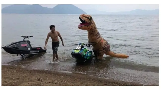 7 Tingkah Laku Orang saat di Pantai Ini Bikin Geleng Kepala