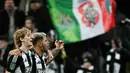 Pemain Newcastle, Anthony Gordon merayakan gol bersama Bruno Guimaraes dalam laga leg kedua Carabao Cup 2024/2025 melawan Arsenal di St James Park, Newcastle, Inggris, Kamis (06/02/2025). (AFP/Paul Ellis)